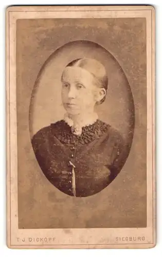 Fotografie T. J. Dickopf, Siegburg, Portrait wunderschönes Fräulein mit zurückgebundenem Haar