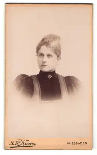 Fotografie L. W. Kurtz, Wiesbaden, Portrait hübsches Fräulein mit hochgestecktem Haar und Brosche am Kragen