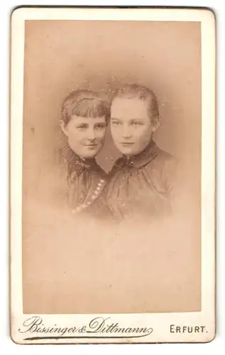 Fotografie Bissinger & Dittmann, Erfurt, Portrait zwei junge Damen mit zeitgenöss. Frisuren in eleganten Kleidern