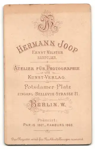 Fotografie H. Joop, Berlin, Portrait eleganter Herr mit Oberlippenbart und Favoris