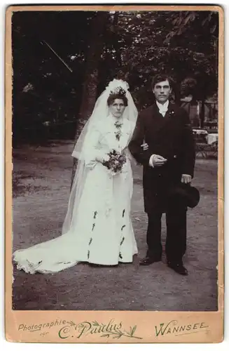 Fotografie C. Paulus, Berlin-Wannsee, Portrait Braut und Bräutigam in Garten, Hochzeit