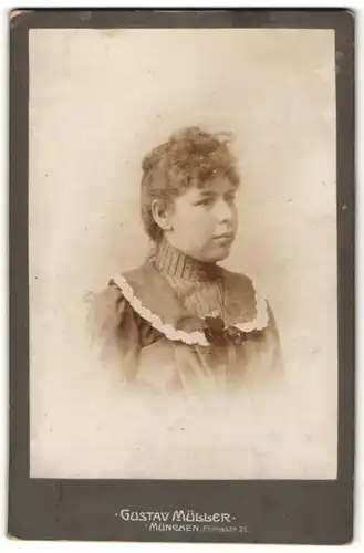 Fotografie Gustav Müller, München, Portrait junge Frau mit zusammengebundenem Haar