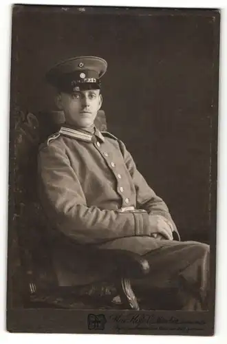 Fotografie Max Höfele, München, Portrait Soldat in Uniform mit Schirmmütze