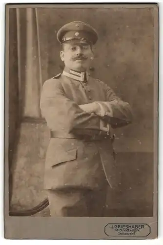 Fotografie J. Grieshaber, München, Soldat in Uniform in stolzer Haltung