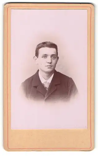 Fotografie unbekannter Fotograf und Ort, Portrait eines jungen Mannes mit Krawatte