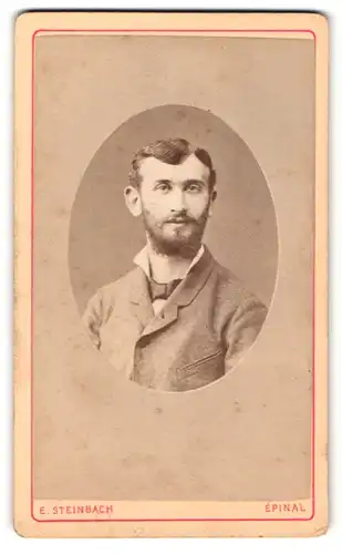 Fotografie E. Steinbach, Epinal, Place des Vosges, Portrait eines jungen Mannes mit Vollbart