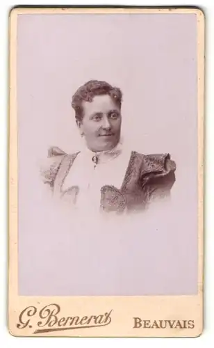 Fotografie G. Bernerat - Beauvais, Portrait einer älteren Dame mit Brosche