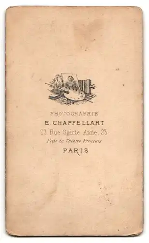 Fotografie E. Chappellart, Paris, kleiner Junge in Anzug mit Schleife am Arm