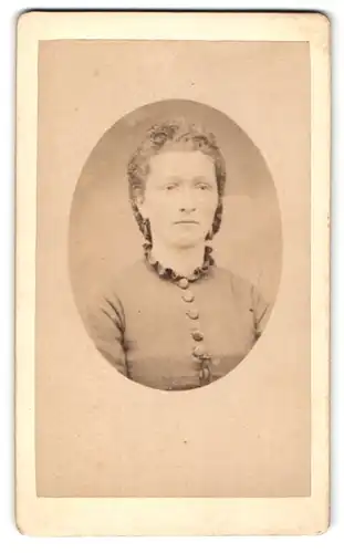 Fotografie unbekannter Fotograf und Ort, Portrait junge Dame mit zeitgenöss. Frisur in modischer Kleidung