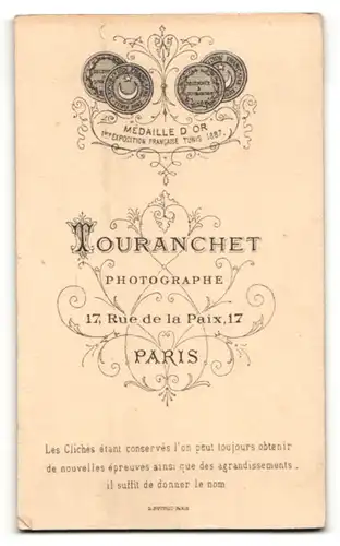 Fotografie Touranchet, Paris, Portrait junge Dame mit Hochsteckfrisur in modischer Kleidung