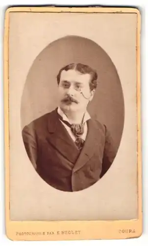 Fotografie E. Buguet, Tours, Portrait bürgerlicher Herr mit Zwicker u. Krawatte im Anzug