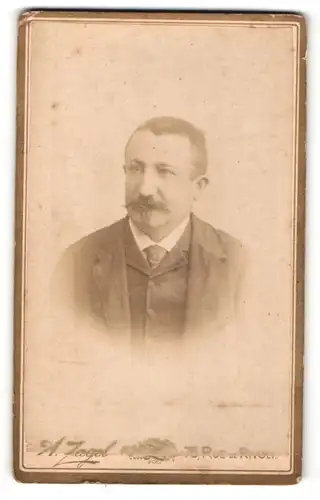Fotografie A. Zagel, Paris, Portrait bürgerlicher Herr mit Bart im Anzug