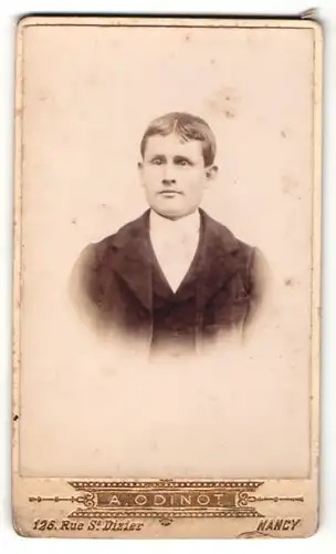 Fotografie A. Odinot, Nancy, Portrait junger Herr mit zeitgenöss. Frisur im Anzug