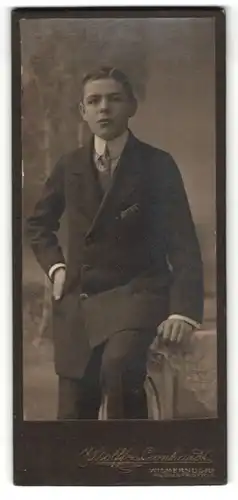 Fotografie Wolff & Leonhardt, Berlin-Wilmersdorf, dunkelhaariger junger Mann mit Krawatte im Anzug