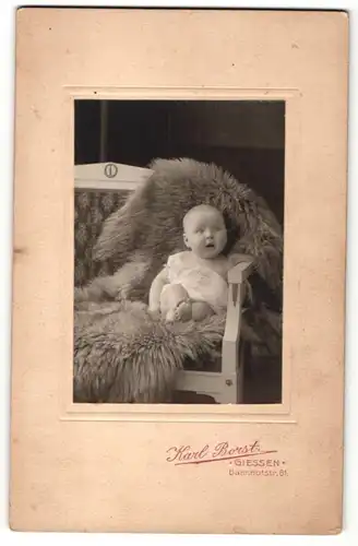 Fotografie Karl Borst, Giessen, Süsser Säugling im weissen Hemdchen