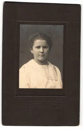 Fotografie Alfred Richter, Radebeul, brünettes Fräulein mit Perlenhalskette und zurückgebundenem Haar