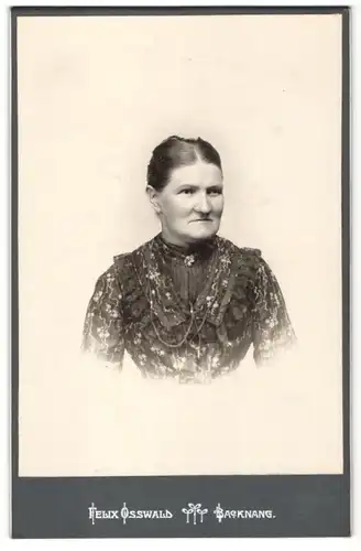Fotografie Felix Osswald, Backnang, Portrait betagte lächelnde Dame in wunderschön bestickter Bluse