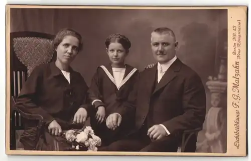 Fotografie F. G. Malzahn, Berlin-NO, Portrait bürgerliche Familie mit Tochter