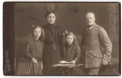 Fotografie Ad. Kolle, Göttingen, Portrait Soldat mit Familie