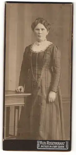 Fotografie Rud. Rosenkranz, Dresden, Alte Frau in gestreiftem Kleid