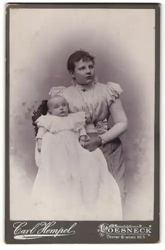 Fotografie Carl Hempel, Poesneck, Portrait wunderschöne junge Mutter mit süssem Baby im Taufkleidchen