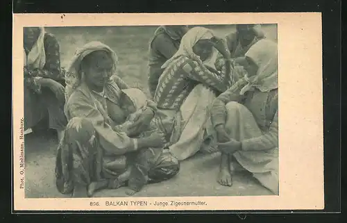 AK Sinti und Roma / Zigeuner, Junge Mutter gibt ihrem Kind die Brust