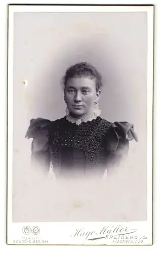 Fotografie Hugo Müller, Freiberg i / Sa., Portrait junge Dame im eleganten Kleid