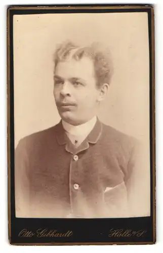 Fotografie Otto Gebhardt, Halle / Saale, Portrait blonder charmant blickender Herr mit lockigem Haar