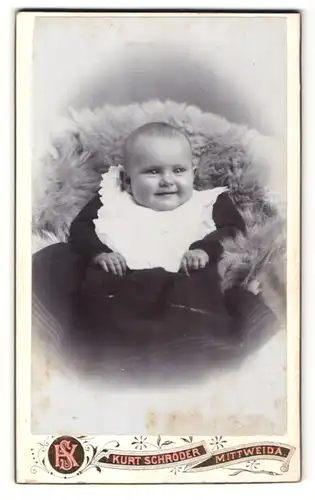 Fotografie Kurt Schröder, Mittweida, Portrait zuckersüsses lachendes Baby im schwarzen Kleidchen mit weissem Latz