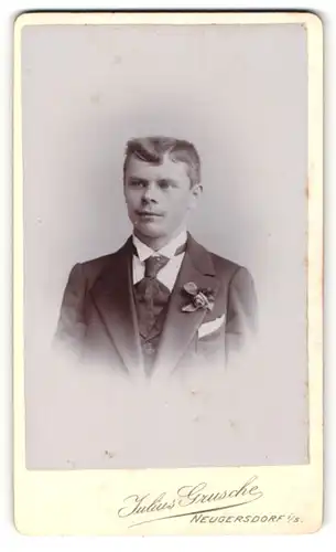 Fotografie Julius Grusche, Neugersdorf i. S., Portrait blonder junge Mann im Anzug mit Ansteckblume