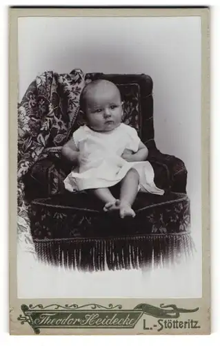 Fotografie Theodor Heidecke, Leipzig-Stötteritz, bezaubernd süsses Baby im weissen Hemdchen