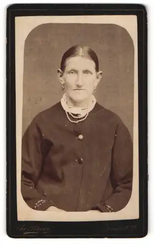 Fotografie Chr. Petersen, Neustadt a. O., Portrait hübsche Dame mit Ohr- und Halsschmuck