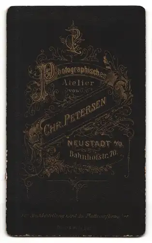 Fotografie Chr. Petersen, Neustadt a. O., Portrait hübsche Dame mit Ohr- und Halsschmuck