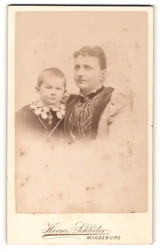 Fotografie Herm. Schlüter, Magdeburg, Portrait schöne Mutter mit Dutt & frecher Bube mit Stickerei am Kragen