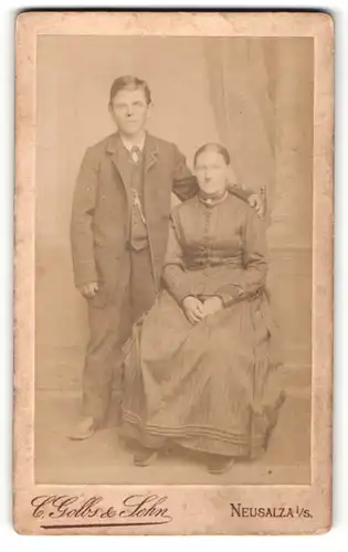 Fotografie C. Golbs & Sohn, Neusalza i. S., Portrait charmantes Paar in hübscher Kleidung