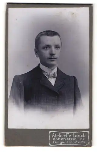 Fotografie Fr. Lasch, Hohenstein-Er., Portrait hübscher junger Mann mit Fliege im Anzug