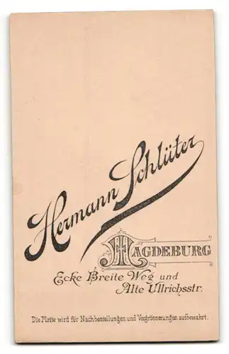 Fotografie Herm. Schlüter, Magdeburg, Portrait blonder Knabe mit weisser Fliege im Jackett