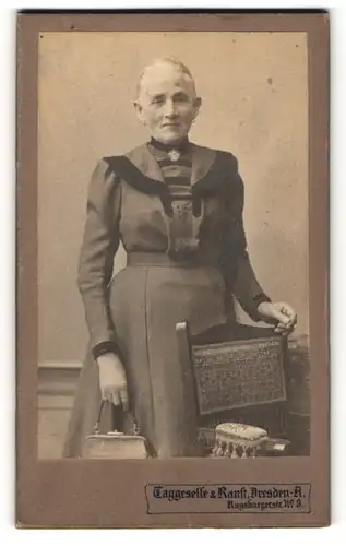 Fotografie Taggeselle & Ranft, Dresden-A, Portrait betagte Dame in zeitgenöss. Garderobe mit Handtasche