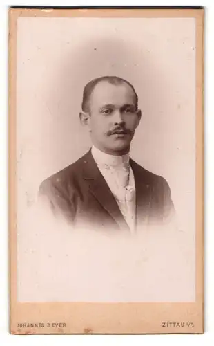 Fotografie Johannes Beyer, Zittau i/S, Portrait junger Herr in Abendgarderobe