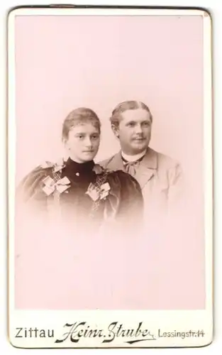 Fotografie Heinr. Strube, Zittau, Portrait junges Paar in festlicher Kleidung