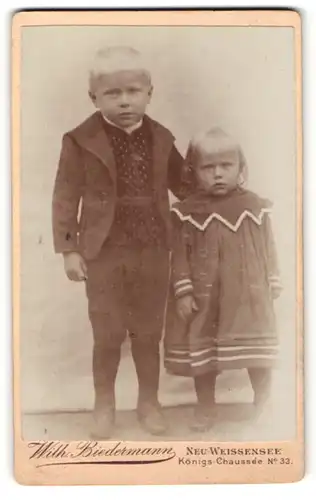Fotografie Wilh. Biedermann, Berlin-Neu-Weissensee, Portrait Bub und kleine Schwester
