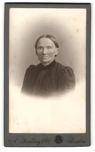 Fotografie A. Fandorf & Co., Berlin, Portrait ältere Dame mit zurückgebundenem Haar