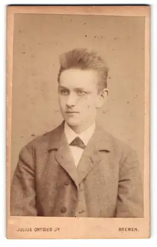 Fotografie Julius Ortgies Jr, Bremen, Portrait eines jungen Mannes