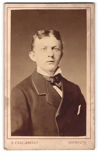 Fotografie G. Engelbrecht, Bayreuth, Portrait eines jungen Mannes im Anzug
