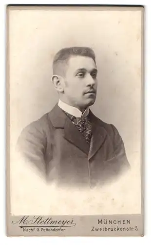 Fotografie M. Stettmeyer, München, seitliches Portrait eines jungen Mannes