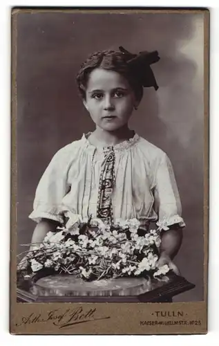 Fotografie Arthur Josef Bett - Tulln, Portrait eines kleinen süssen Mädchens mit Blumen