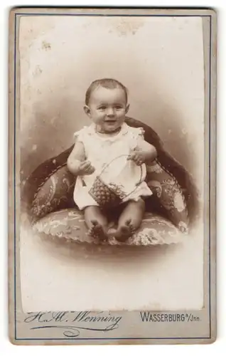 Fotografie Hermes Wenning, Wasserburg /Inn, Portrait eines niedlichen Babys mit einem Körbchen