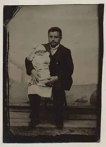 Fotografie Ferrotypie Vater mit Baby im Taufkleid