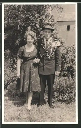 Fotografie Schützenkönig mit Orden und Ärmelband nebst junger Dame