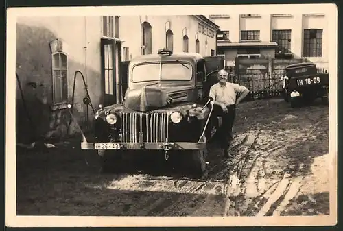 Fotografie Lastwagen, Fahrer neben LKW-Pritsche mit Hamburger Kennzeichen